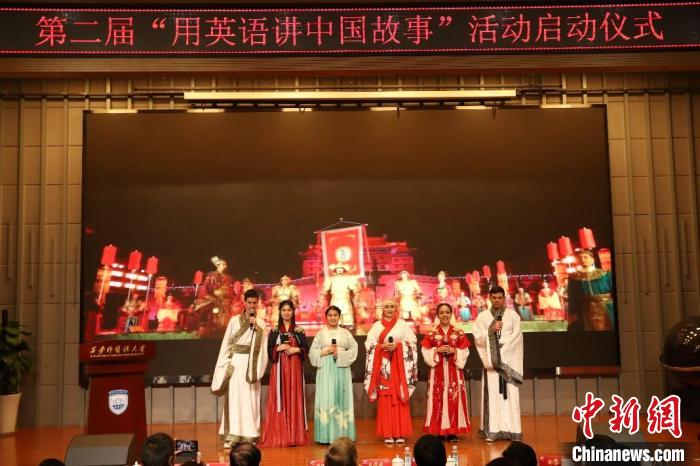 留学生代表朗诵中文诗歌《送你一个长安》。西安外国语大学供图.jpg