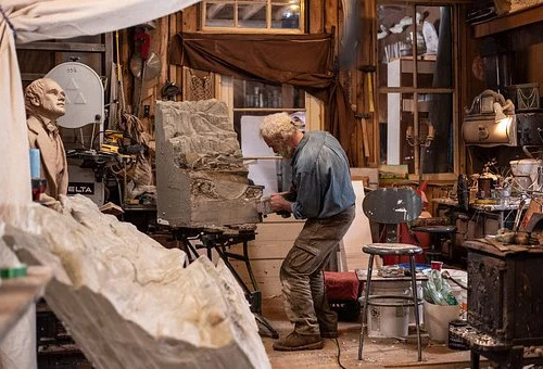 派生词:artistically adv.adj.